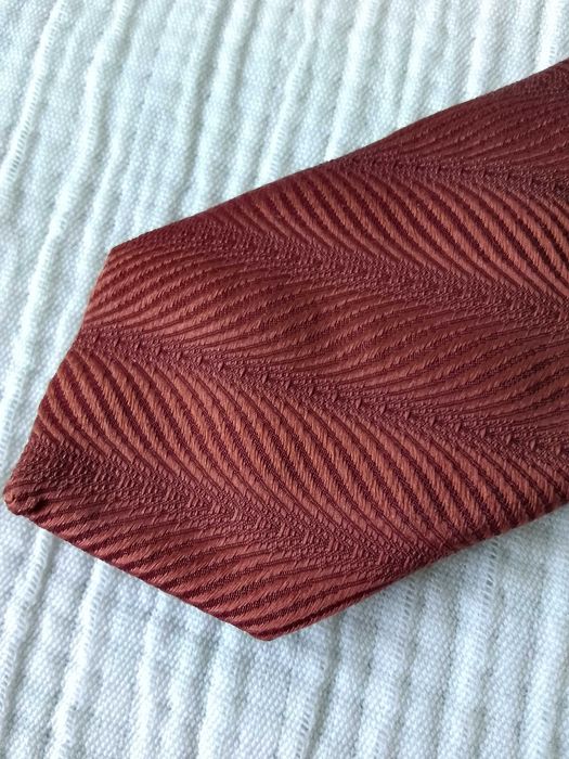 Копринена вратовръзка Hugo Boss като нова (Made in Italy)