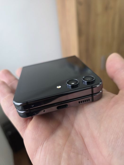 Telefon Samsung Galaxy Z Flip5 – 512GB, varianta cu stocare mare.
Star