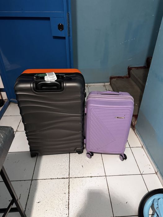 Чемодан фиолетовый среднего размера