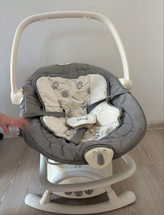 Leagăn și balansoar rotativ Joie Sansa 2 în 1 cu husă gri și inserție cu model floral.