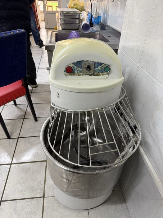 Продам тестомес , пицца печь, столы