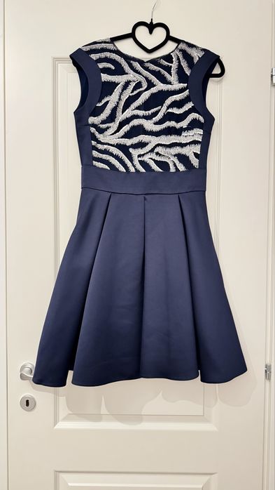 Ținută completă 200 lei-Rochie bleumarin cu aplicații+pantofi argintii