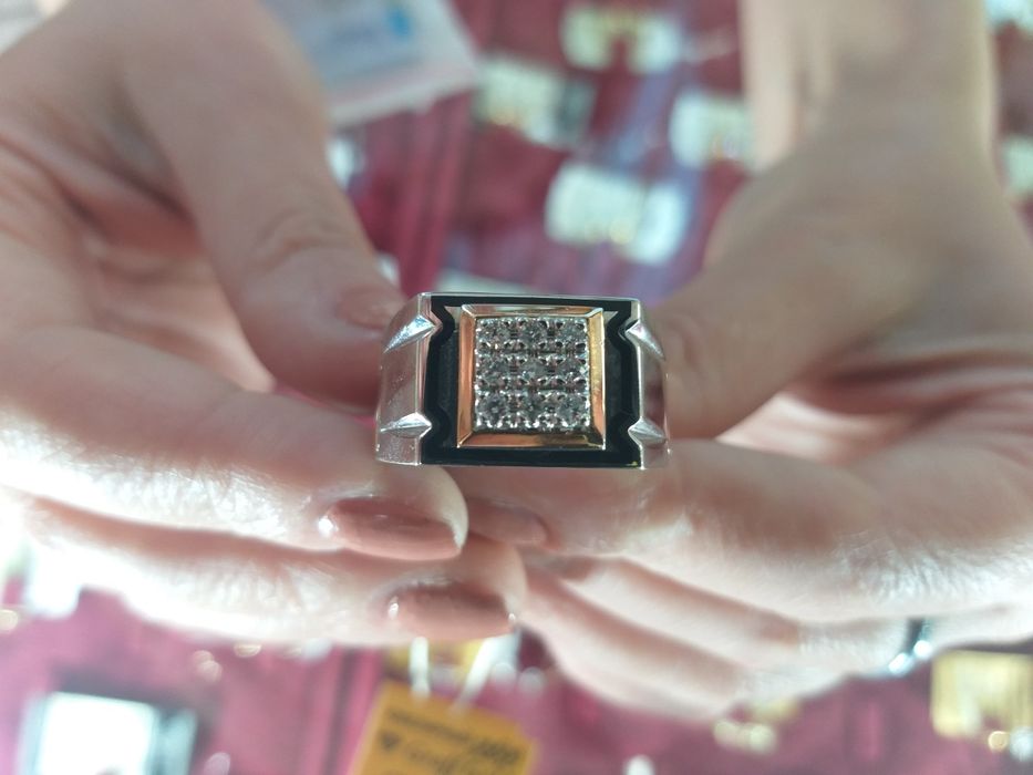 Кольцо 750 пробы. 9 шт бриллиант