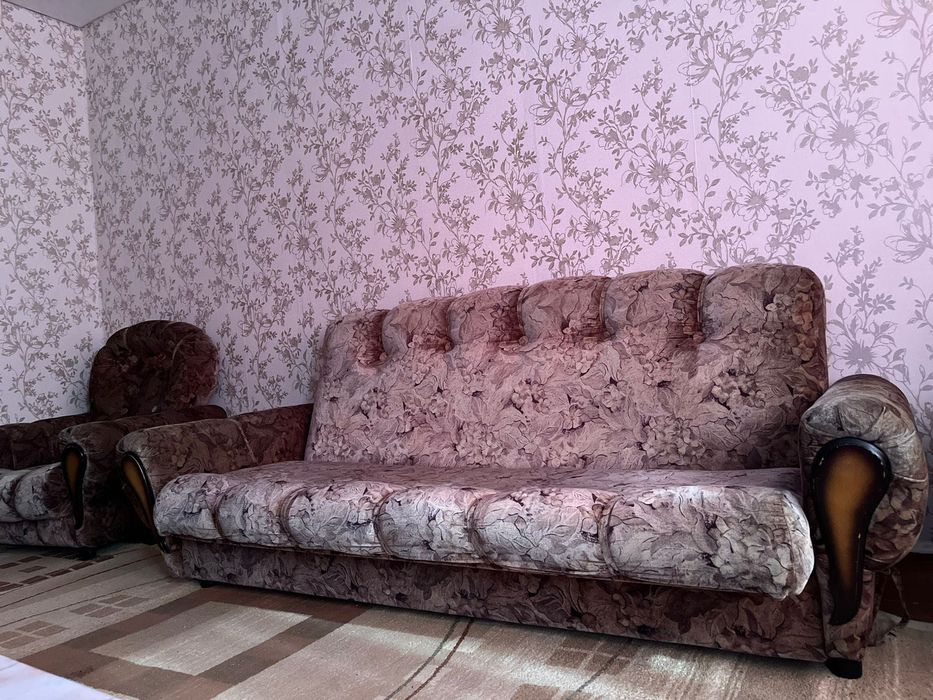 Продам диван двумя креслами