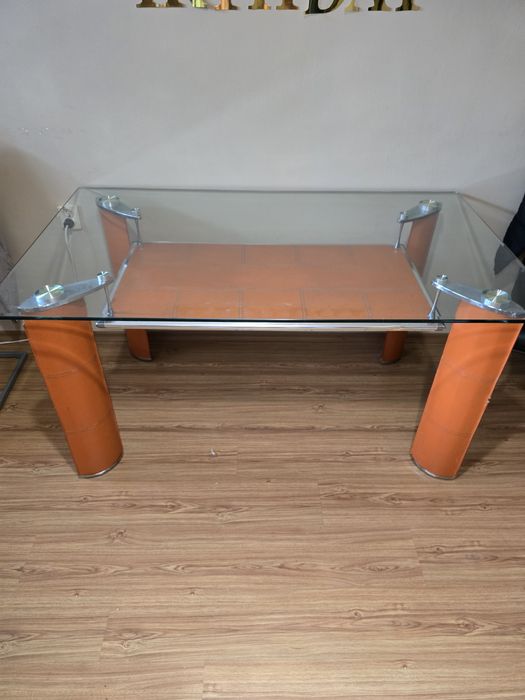 Стъклена маса облепена с кожа