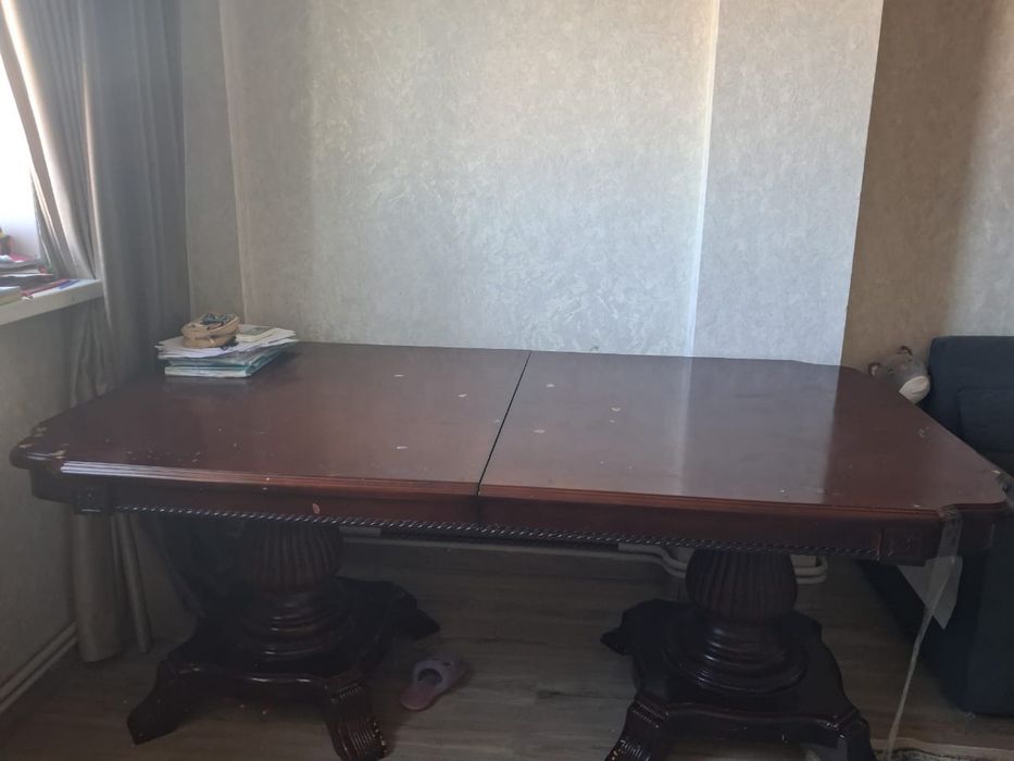 Стол для зала для гостей…………