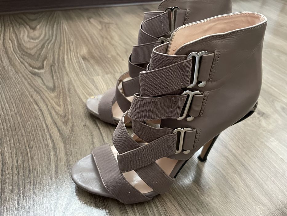 Продам стильные босоножки Basconi