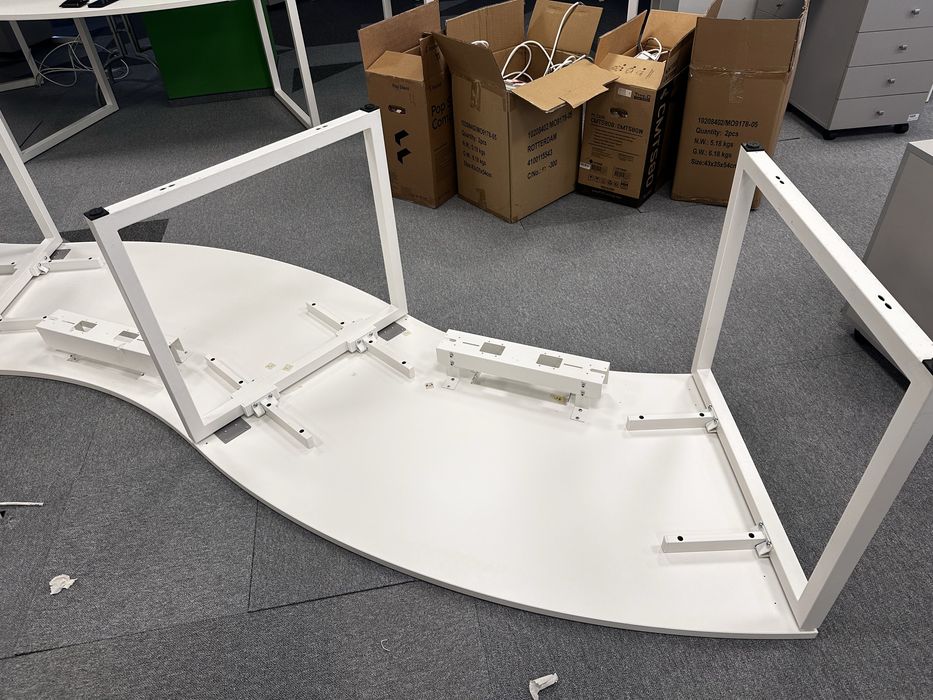 Модулни офис бюра ORT с прегради – конфигурации до 6 работни места