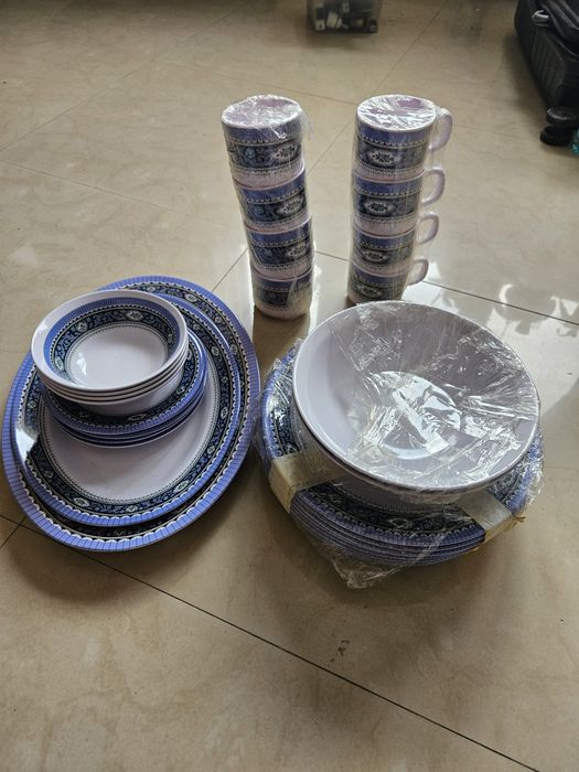 Продавам сервиз от здрава пластмаса .Удобен за пикник