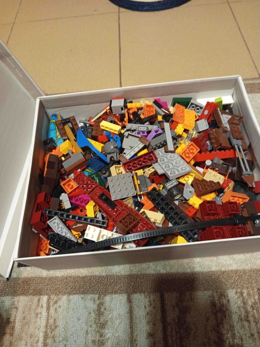 Кутия 1.8 КГ LEGO части.