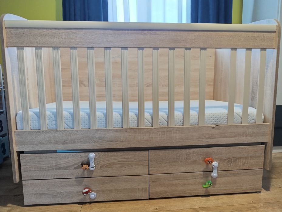 Кошара с люлеещ механизъм и матрак