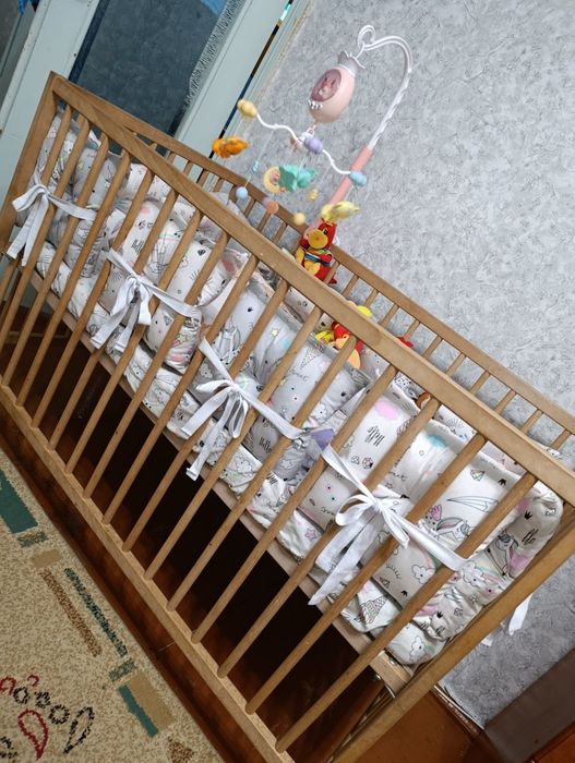 Продам кроватку с подушками 12шт и муз. мобиль