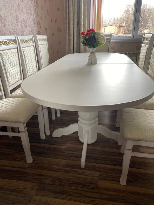 Стол и стуля для гостиной