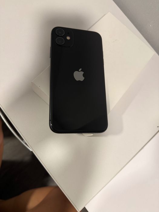 iPhone 11 с чисто ново зарядно