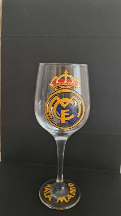 Подаръчен комплект ръчно изработени чаши със стойка за чаши и бутилка