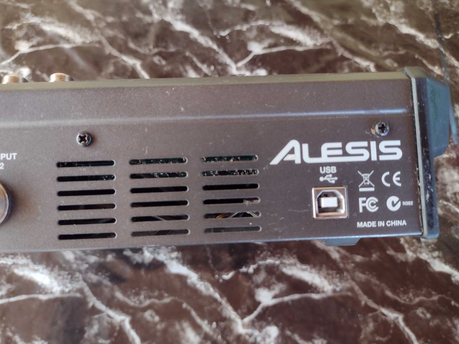 Аудио миксер Alesis Multimix 8 USB FX