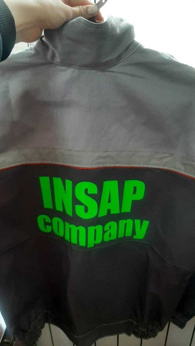 Печать логотипов на спецодежде.