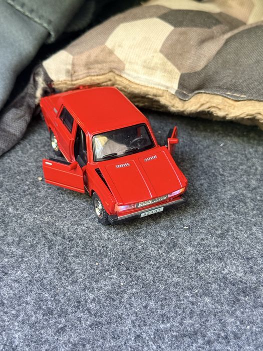 Игрушки модельки металичиские
