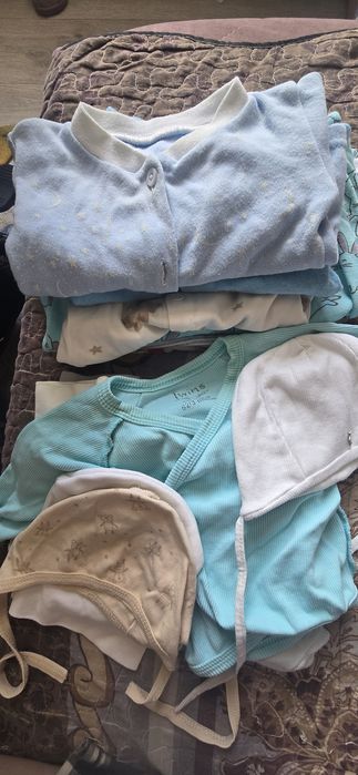 Отдам вещей для новорождённого.