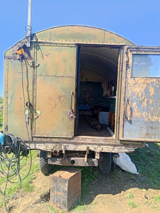 Продам бочку 3.5 куба, два вагончика.