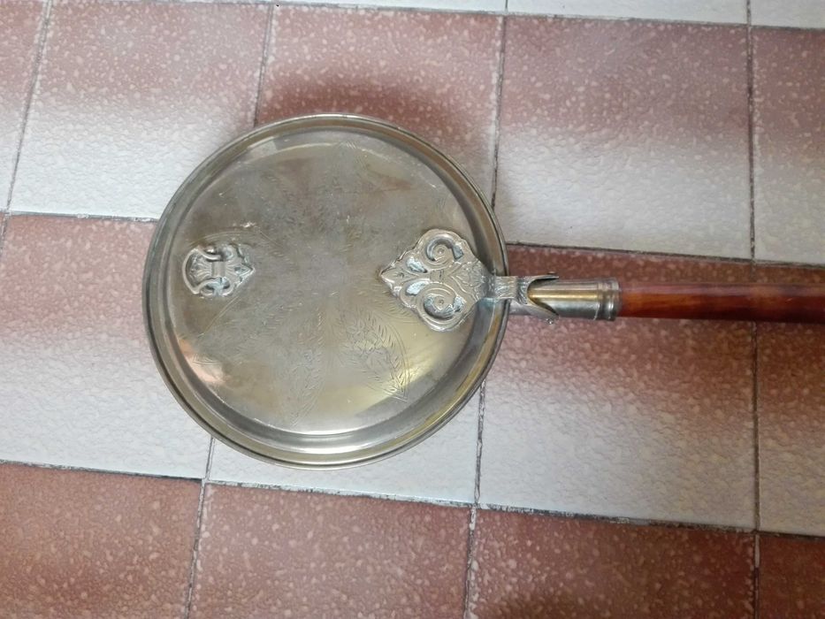 Медна сигнална тръба и месингов съд за пуканки.