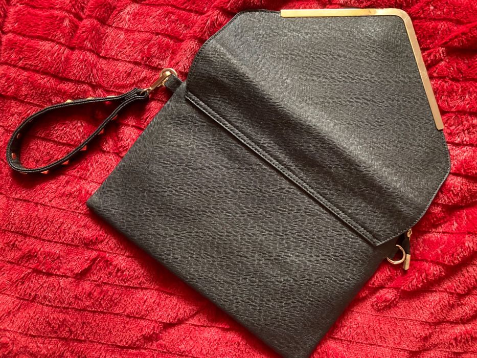 Черна чанта/клъч от изкуствена кожа с капси