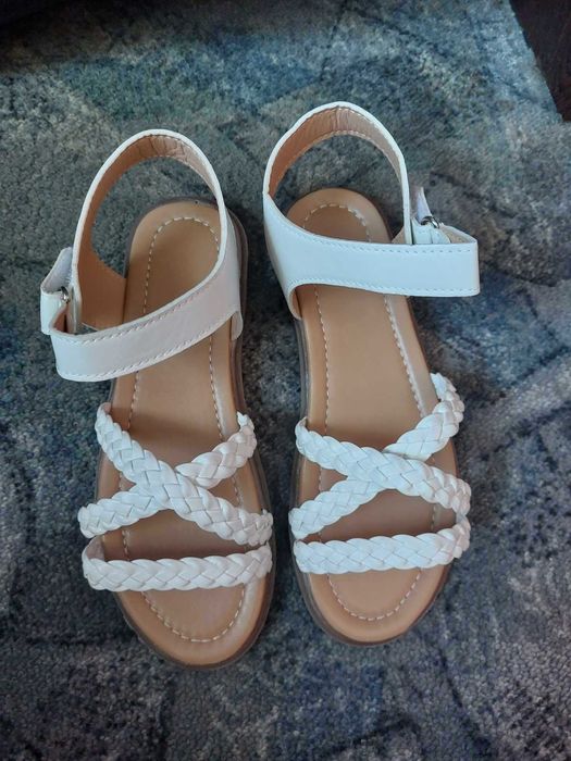 Нови бели сандали
