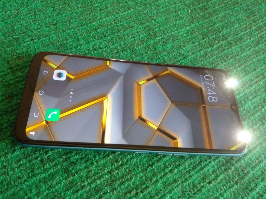 Tecno Spark 7  ideal holda