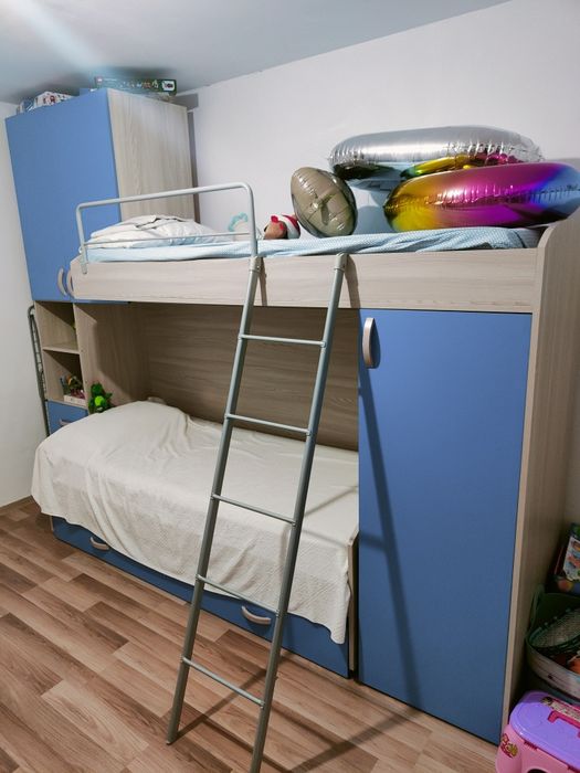 Mobilier complet pentru camera copil – 3 paturi, dulap și spații generoase de depozitare!