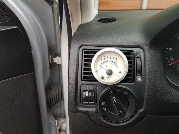 Стойки за уреди за автомобили.