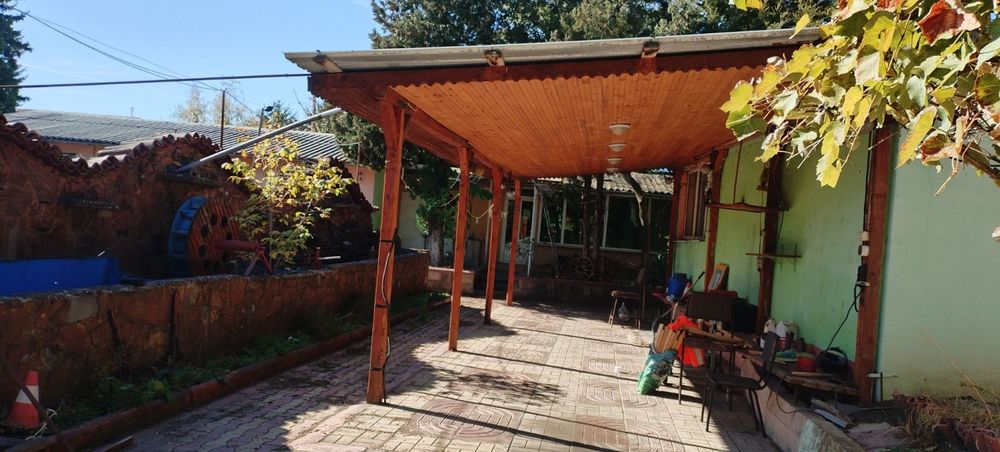 Продавам къща с производствена база.