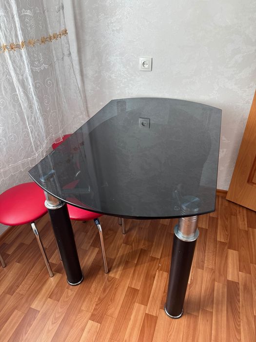 Продам Стол стеклянный