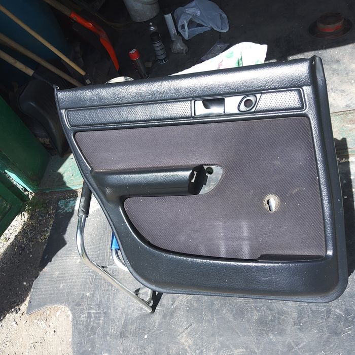 Продам карты дверные,Ауди 100 с 4,,вместе с динамиками!карты б.у