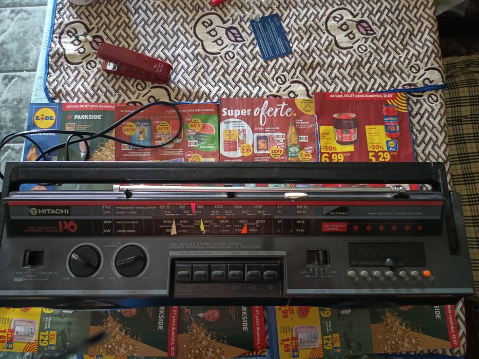 RadioCasetofon HITACHI TRK-P6E  +  WALKMAN  AIWA GS132  +. Casete audio, pentru colecționari sau amatorii de recondiționări !!