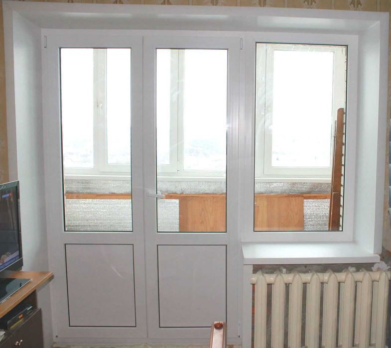 Балконная дверь пластиковая. Балконный блок пластиковые окна. Пластиковая дверь на балкон. Балконный блок 1800 2300. Окно с балконной дверью.