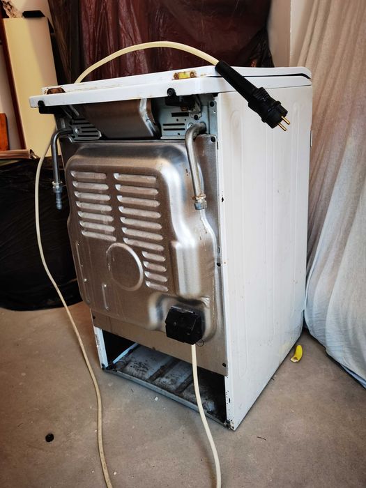 Комбинирана готварска печка на ток и газ