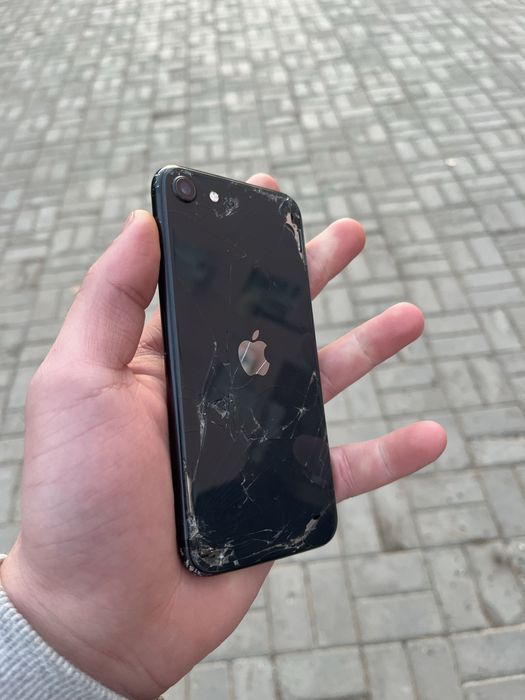 Продам айфон se2