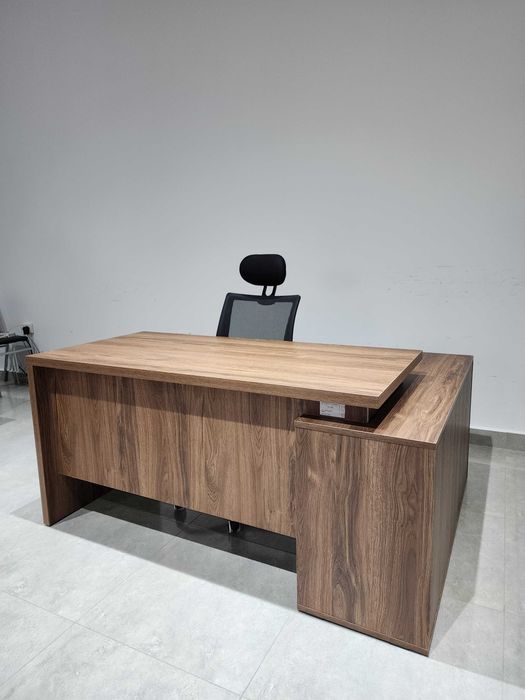 Офисный стол с полками