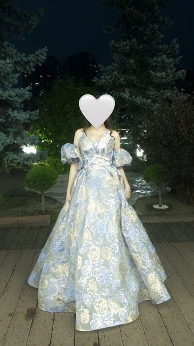 Голубое вечернее платье в узорами