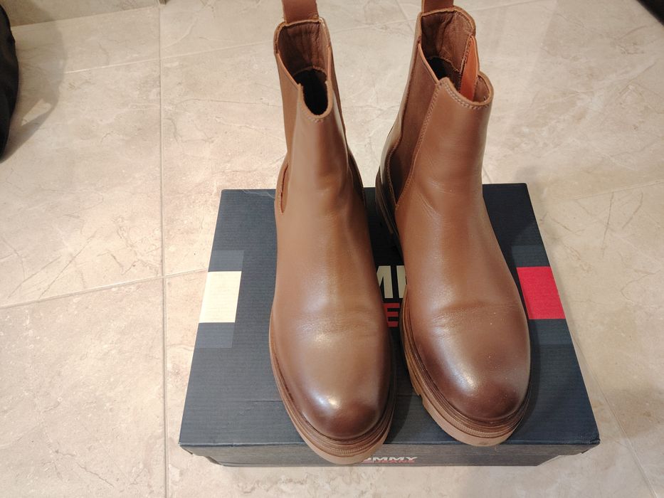 Vând ghete purtate puțin