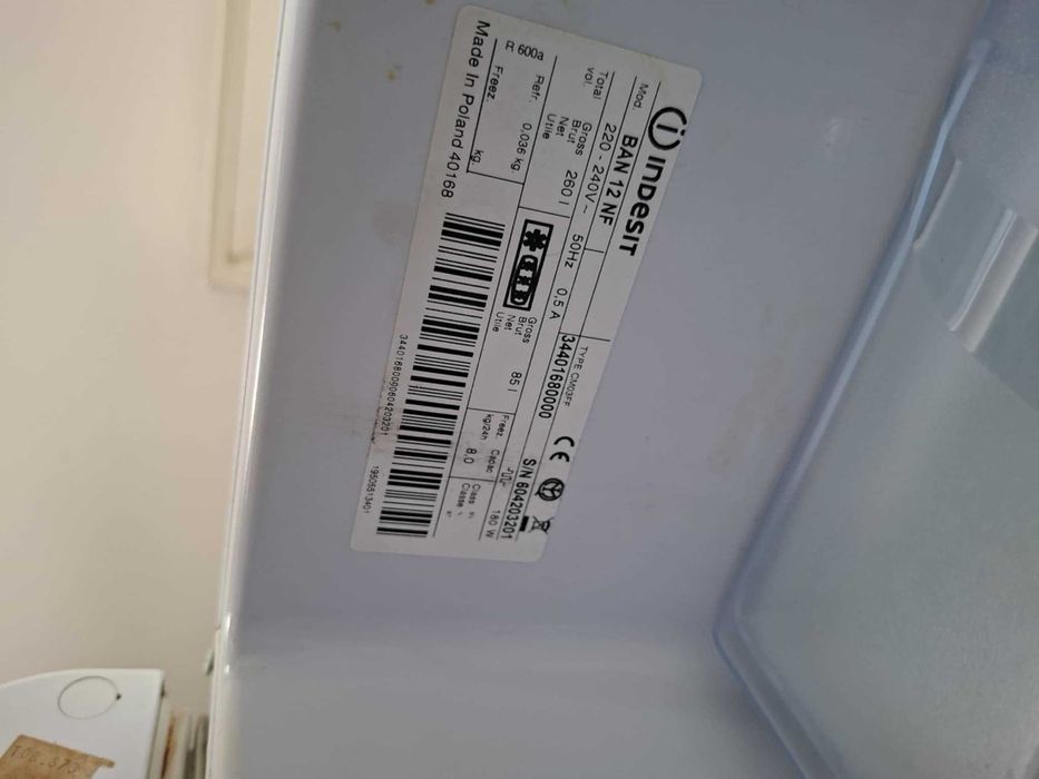 Продавам хладилник Indesit с долен фризер.