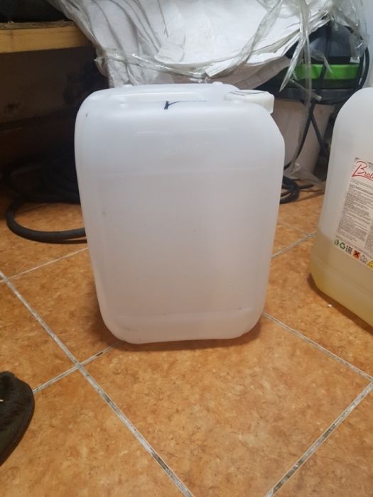 Продам канистры из-под химии