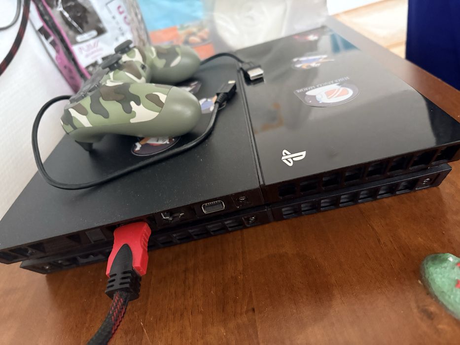 Продам плейстейшен 4 (PS4)