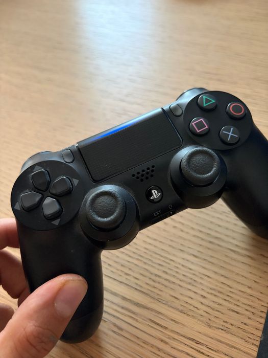 PlayStation 4 PRO 1TB + 2 jocuri, vând sau schimb