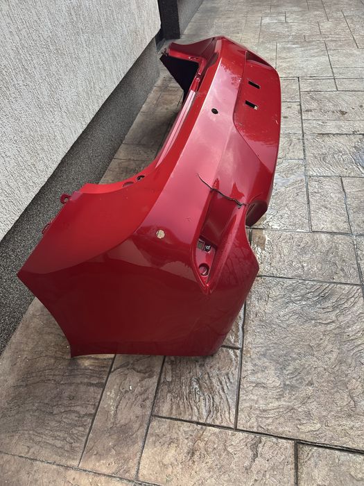 Spoiler Mazda 3 original culoarea rosu aprins (spart intr-un stalp)