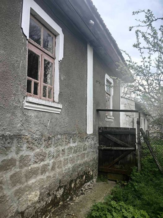 Едноетажна къща с голям двор в централната част на с. Ясеновец