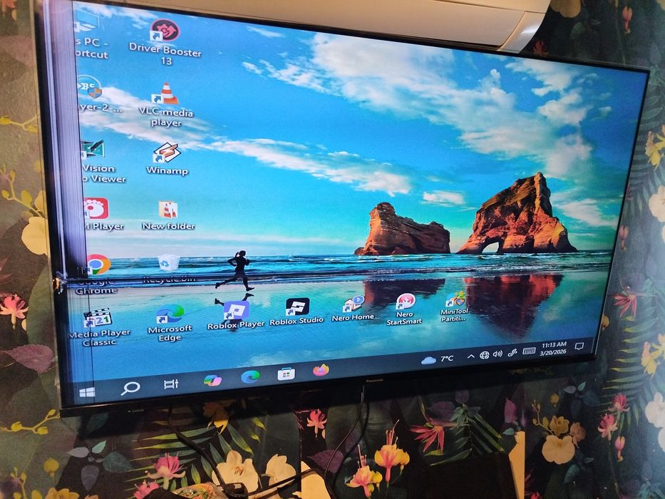 Vând un TV de 49 este displeiu spart funcțional cum se vede în poza
