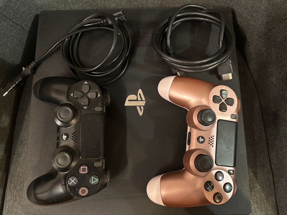 Конзола SONY PS4 Pro 1TB с два безжични джойстика