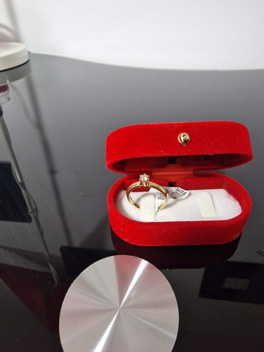 Inel din aur cu diamant, o bijuterie superba, NOU;