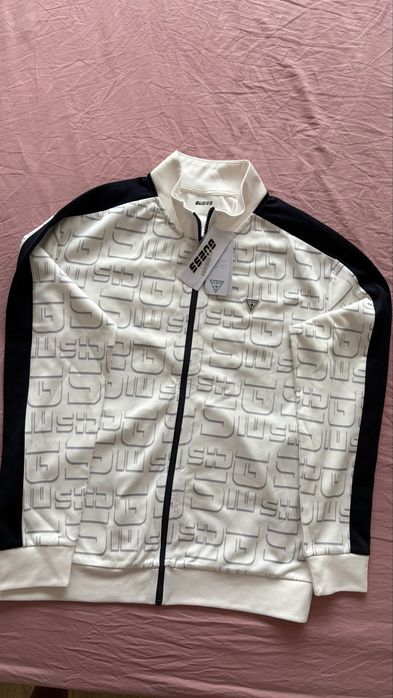 Чисто нов суитчърт Guess, с етикет